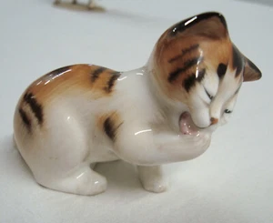 Figura Royal Doulton miniatura naranja gato atigrado gatito lamiendo su pata HN2583 - Imagen 1 de 6