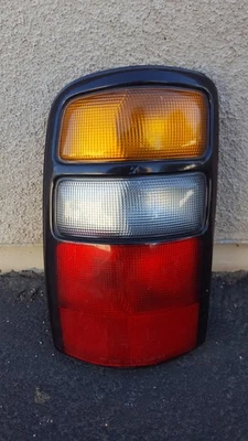 GMC YUKON CHEVY SUBURBAN TAHOE 2000-2006 LUZ TRASERA IZQUIERDA CONDUCTOR LÁMPARA FABRICANTE DE EQUIPOS ORIGINALES NK399 Foto 1 de 4