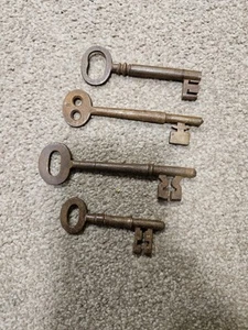 4 x Old Antique Vintage Keys - Picture 1 of 2