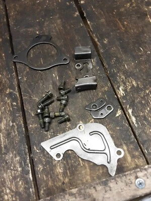 2004 04-06 Yamaha YZF R1 OEM cambio motor placas de montaje soportes placa tranny  Foto 1 de 4