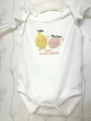 Duck Duck Goose “Home Grown Cuties” Blanco Una Pieza 6-9 Meses-Niños y Niñas Foto 1 de 4