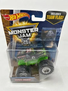 Excavadora de tumbas Monster-Jam Hot Wheels, incluye bandera del equipo - Imagen 1 de 6