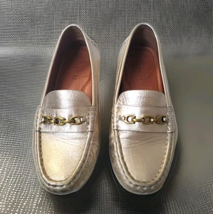 Zapatos planos de conducción Coach Crosby Turnlock de cuero dorado para mujer talla 7B - Imagen 1 de 10