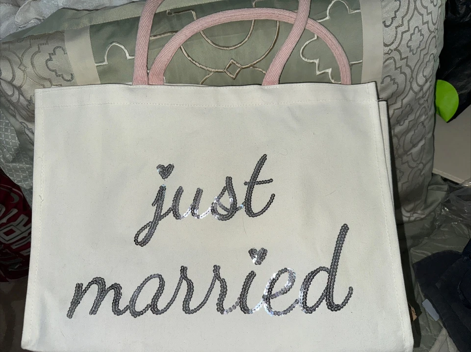 NUEVO CON ETIQUETAS ~ CYNTHIA ROWLEY ~ Bolso de Mano de Lona Blanco y Rosa Recién Casado con Lentejuelas Plateadas Foto 1 de 2