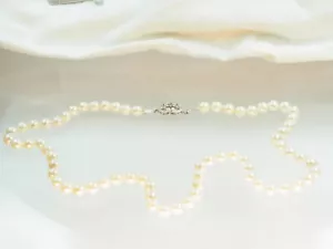 Beautiful Akoya cultured pearl necklace with size 750 WG lock 3 sapphires 58.5 cm 7.3 mm - Picture 1 of 8