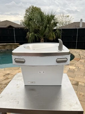 Fuente de Agua Potable OASIS Montaje en Pared Refrigerada en Acero Inoxidable NUEVA EN CAJA Foto 1 de 4