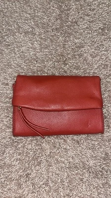 Cartera Urban Expressions roja con billetera incorporada Foto 1 de 4