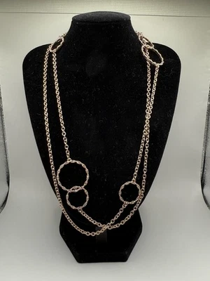 💫 Collar/acentos de diamantes de imitación de eslabones circulares en capas largas tono dorado Lane Bryant Foto 1 de 4