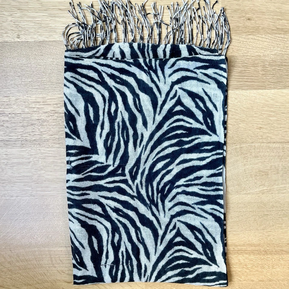 Bufanda vintage de gran tamaño con flecos con estampado de cebra de cachemir La Fiorentina Foto 1 de 4