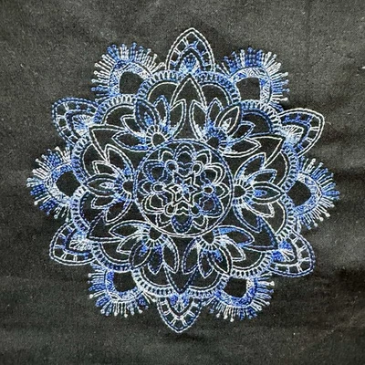 Mandala Blau Gestickt Stoffstück schwarze Baumwolle für Patchwork und Basteln - Bild 1 von 4