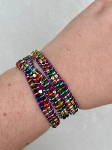 Pulsera triple envoltura multicolor con cuentas con dije dorado, joyería vibrante - Imagen 1 de 7