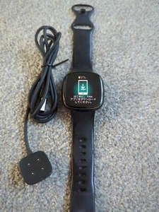 Fitbit Versa 3 Health Fitness integriertes GPS *Stück Bildschirmverfärbungen* C1 - Bild 1 von 4