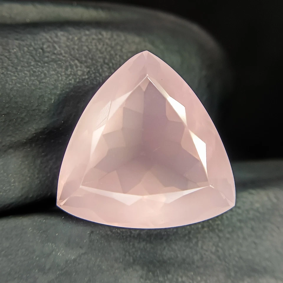 Cuarzo rosa facetado natural en forma de billón 11,85 quilates tamaño 15x15x10 mm Foto 1 de 4