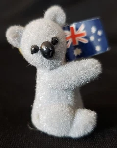 FUZZY KOALA BEAR HAT VEST LAPEL PIN AUSTRALIA HOLDING FLAG SOUVENIR Brooch - Picture 1 of 7