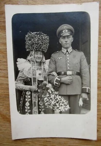 Altes Portrait Hochzeit Foto Soldat mit Frau in traditioneller Tracht - Bild 1 von 2