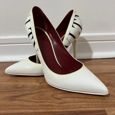 Valentino Garavani VLTN Tacones de aguja blancos Talla 37 EE. UU. 7 Puntera puntiaguda RARO Foto 1 de 4