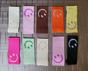 DIY Nähen * 10 bunte Stoff Etiketten Label Stoffetiketten Patches Smileys - Bild 1 von 2