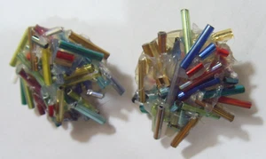 Pendientes clip de cuentas de corneta de vidrio colorido artístico de colección de los años 50 joyería 52459 - Imagen 1 de 4