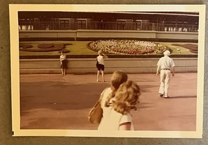 FOTO VINTAGE ENCONTRADA Flower Garden Magic Kingdom Walt Disney World - Imagen 1 de 3
