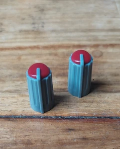 X2 BOUTONS KNOB POTENTIOMÈTRE TABLE DE MIXAGE 270 DEGRÉ rouge foncé LOT DE 2 - Picture 1 of 3