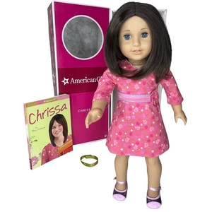 American Girl Of Year Chrissa Doll Meet Outfit Zapatos de vestir Bragas Libro Pulsera - Imagen 1 de 10