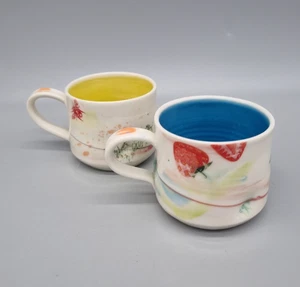 Ein Paar Helen Harrison Espressotassen aus verändertem Porzellan, handdekoriert, 100 ml. - Bild 1 von 12