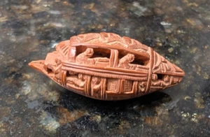 ¡INCREÍBLE! BARCO MINIATURA CHINO QING antiguo tallado a mano de OLIVE PIT - Imagen 1 de 6