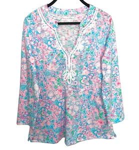 New Unworn LILLY PULITZER Size Medium Kaia Tunic Top "Love Bug" Floral Pink Blue - Bild 1 von 5