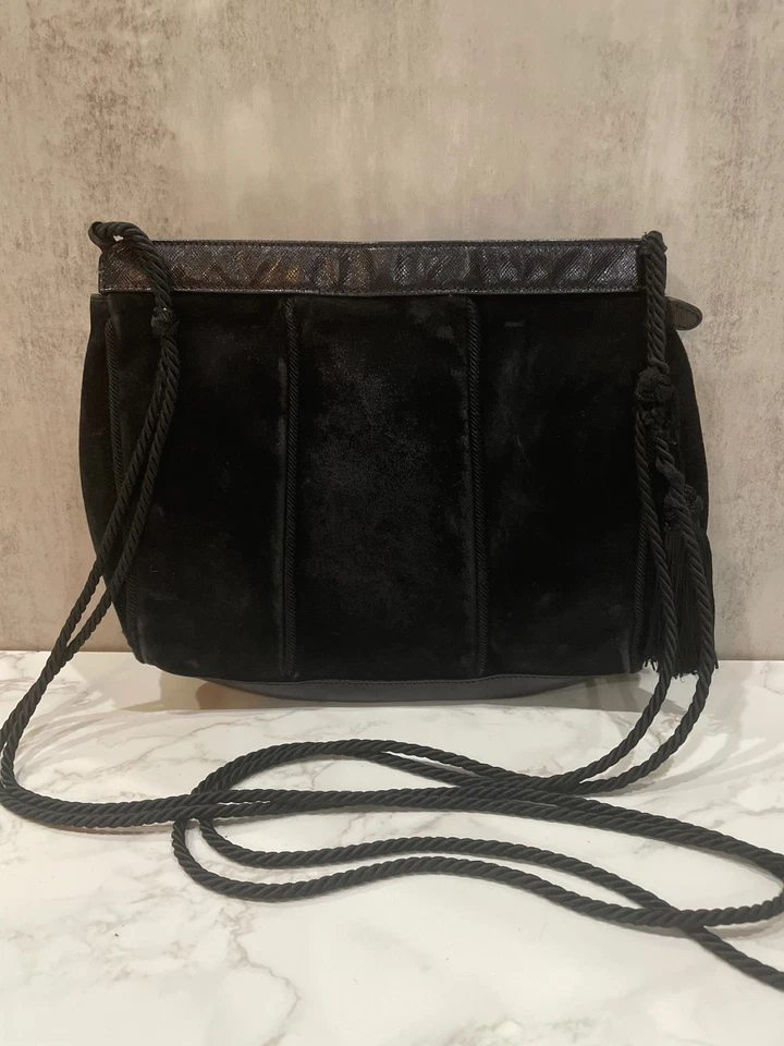 Bolso vintage de cuero negro PRADA con colas de visón marrón. Bandolera! Foto 1 de 4
