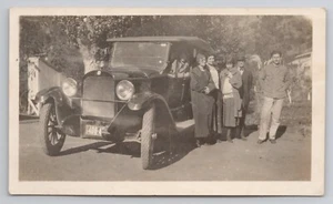 Foto Echt Auto Auto 1924 Kalifornien Nummernschild Familie Pose - Bild 1 von 3