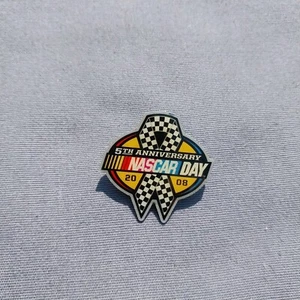 5th Anniversary Nascar Day 2008 Revers Mütze Jacke Pin - Bild 1 von 2