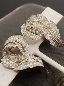 Conjunto de aretes Jomaz pavé de diamantes de imitación enchapados en oro elegantes hojas curvas - Imagen 1 de 7