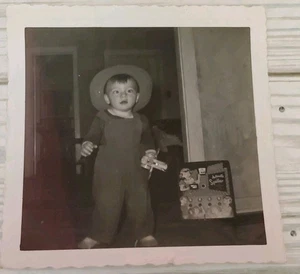 1952 Little Boy Regalo di Natale Automatico Speller Trovato Foto Estate 3,5"x3,5" - Foto 1 di 4