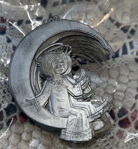 24 Stück Metall Engel sitzend auf Halbmond Monde Ausschnitt Zinn Ornamente Weihnachten - Bild 1 von 8