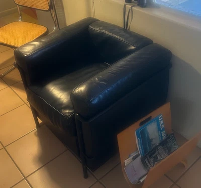 Sillón Cassina LC2 vintage en cuero negro y marco negro con sello Foto 1 de 4