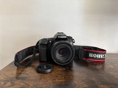 Cuerpo de cámara réflex digital Canon EOS 70D negro con lente de 50 mm 1,8 y paquete de cargador Foto 1 de 4