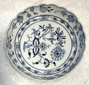 THUN FORM MEISSEN BLUE & WHITE ONION & BOTANICAL BOWL W/SCALLOPED EDGE - Picture 1 of 16