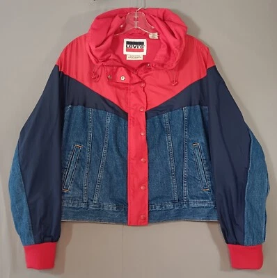 Chaqueta de camionero holgada híbrida Levi’s roja con capucha cortavientos grande para mujer  Foto 1 de 4