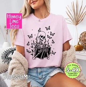 Süßes Skelett Lese T-Shirt mit Blumen - Damen Bookish Shirt | Lesergeschenk - Bild 1 von 4