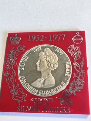 Queen Elizabeth II The Silver Jubilee Souvenir Medal in Original Case 1952-1977 - Image 1 of 4