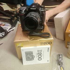 NIKON D200 WITH 28-105 AF LENS and NIKON MOTOR DRIVE - ORIGINAL BOX / MANUAL - Picture 1 of 4