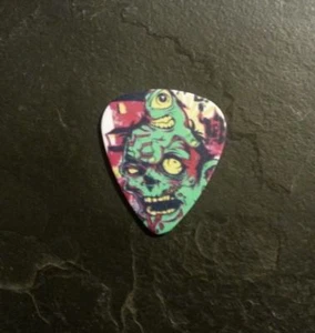 Zombie Monster Horror Totenkopf Skelett Gitarre Plektrum Sammlerstück Kunst Geschenk  - Bild 1 von 2