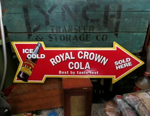 Royal Crown COLA RC METALLO GOFFRATO Insegna Pubblicità Freccia 27x9" OTTIME CONDIZIONI - Foto 1 di 5
