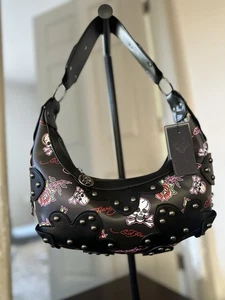 Neu mit Etikett schwarze Schultertasche Ed Hardy Stil Totenkopf Rosenmuster - Nieten Goth, Y2K - Bild 1 von 15