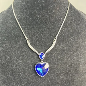 Schöne silberfarbene große 2" blaue Träne Herz Strass Anhänger Halskette - Bild 1 von 5