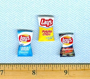 Puppenhaus Miniatur 3 verschiedene Geschmacksrichtungen Mittagessen Größe Kartoffelchips Beutel - Bild 1 von 2