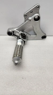 1985-87  OEM GSXR 750 RH FOOT REST BRACKET Part# 43510-27AOO - Image 1 of 4