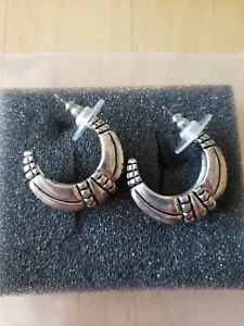 PREMIER DESIGNS EARRINGS LA VISTA SILVER PLATED HUGGIE HOOP POSTS - Picture 1 of 4