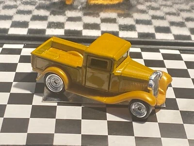 1/64 1932 CUSTOM FORD PICKUP TRUCK GOLD M9 - Image 1 of 4