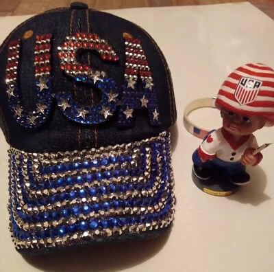3 REGALOS PATRIÓTICOS DE EE. UU.: 1 GORRA DE DIAMANTES DE IMITACIÓN DE ESTADOS UNIDOS + 1 PULSERA DE ESTADOS UNIDOS + 1 BOBBLEHEAD Foto 1 de 4